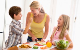 mother-with-children-eating-healthy